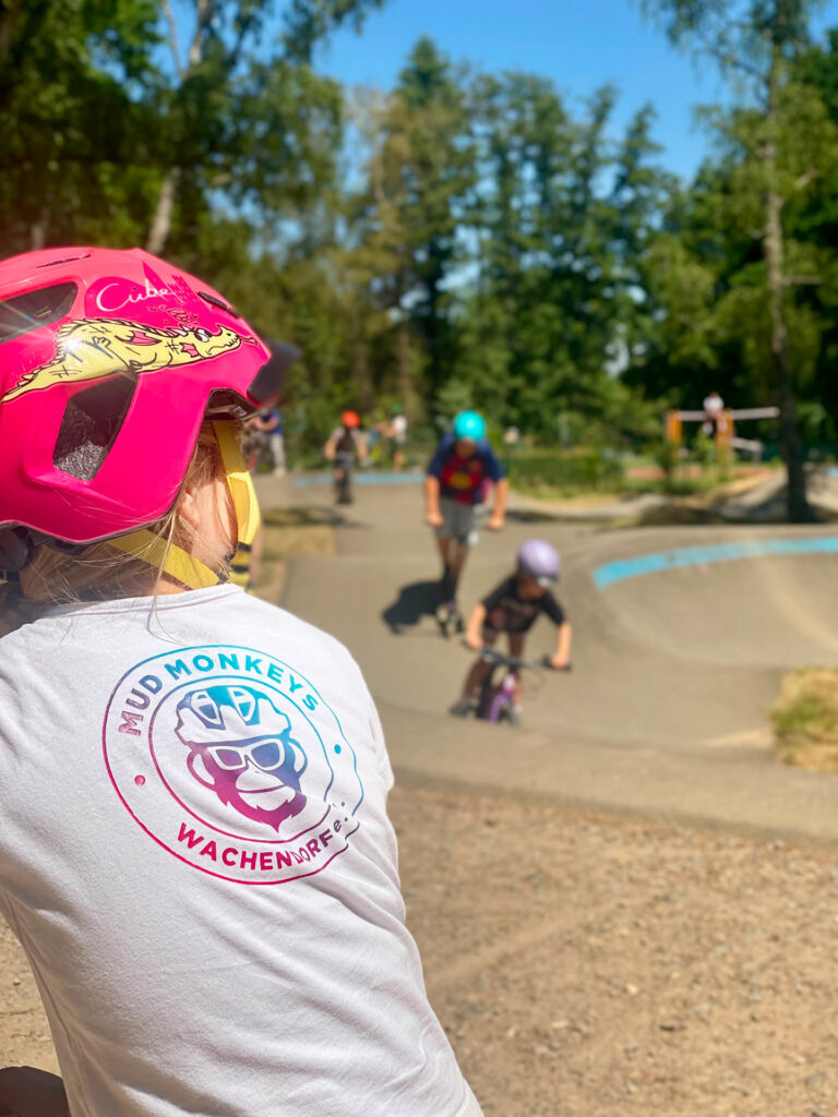 Den Nachwuchs fest im Blick: Auf dem Kommerner Pumptrack drehten Kinder mit Fahrrädern und Rollern den ganzen Tag über begeistert ihre Runden. Foto: Mud Monkeys/pp/Agentur ProfiPress