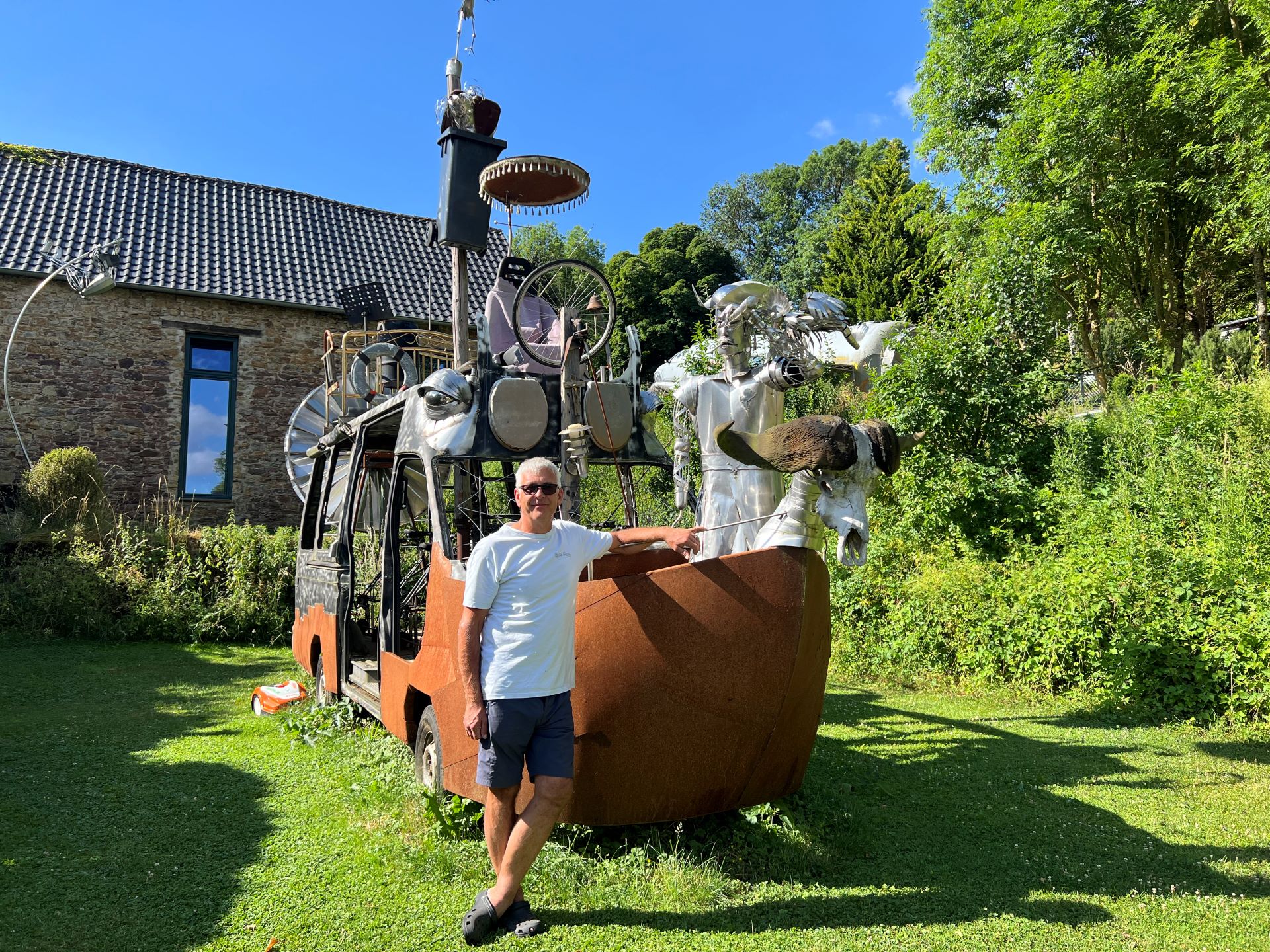 Peter Ratz auf seiner „Klimagaleere“: Aus Metall, Schrottteilen und alten Fahrrädern entstand ein rollendes Gesamtkunstwerk, bei dem die „Klimasünder“ kräftig in die Pedale treten müssen. Foto: Arbenita Kosumi/pp/Agentur ProfiPress