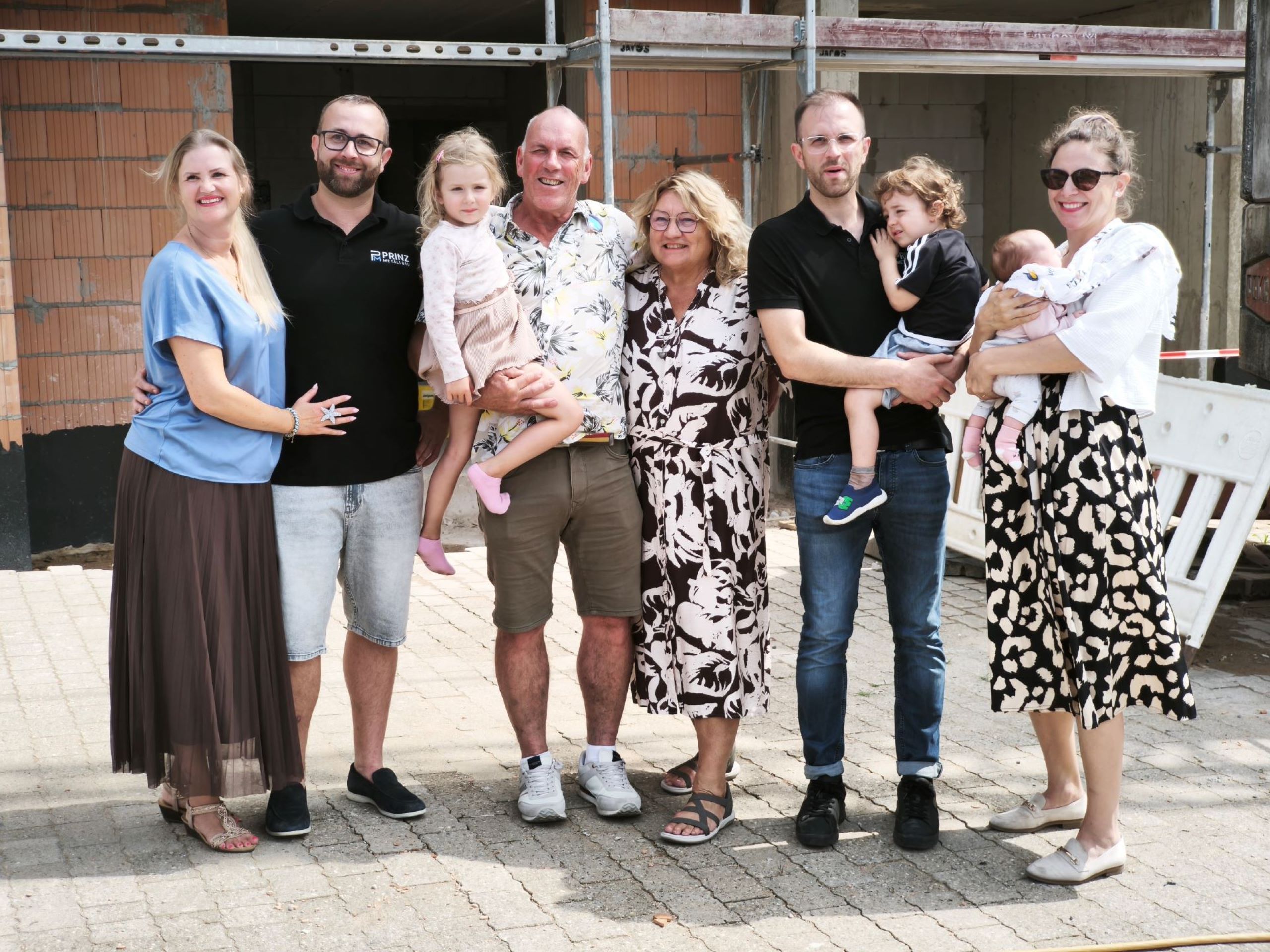 Stolze Familie: Mit dem Richtfest für die neue Fertigungshalle hat die Prinz Metallbau GmbH einen weiteren wichtigen Meilenstein an ihrem neuen Standort an der Euskirchener Straße gefeiert. Foto: Kerstin Rottland/pp/Agentur ProfiPress