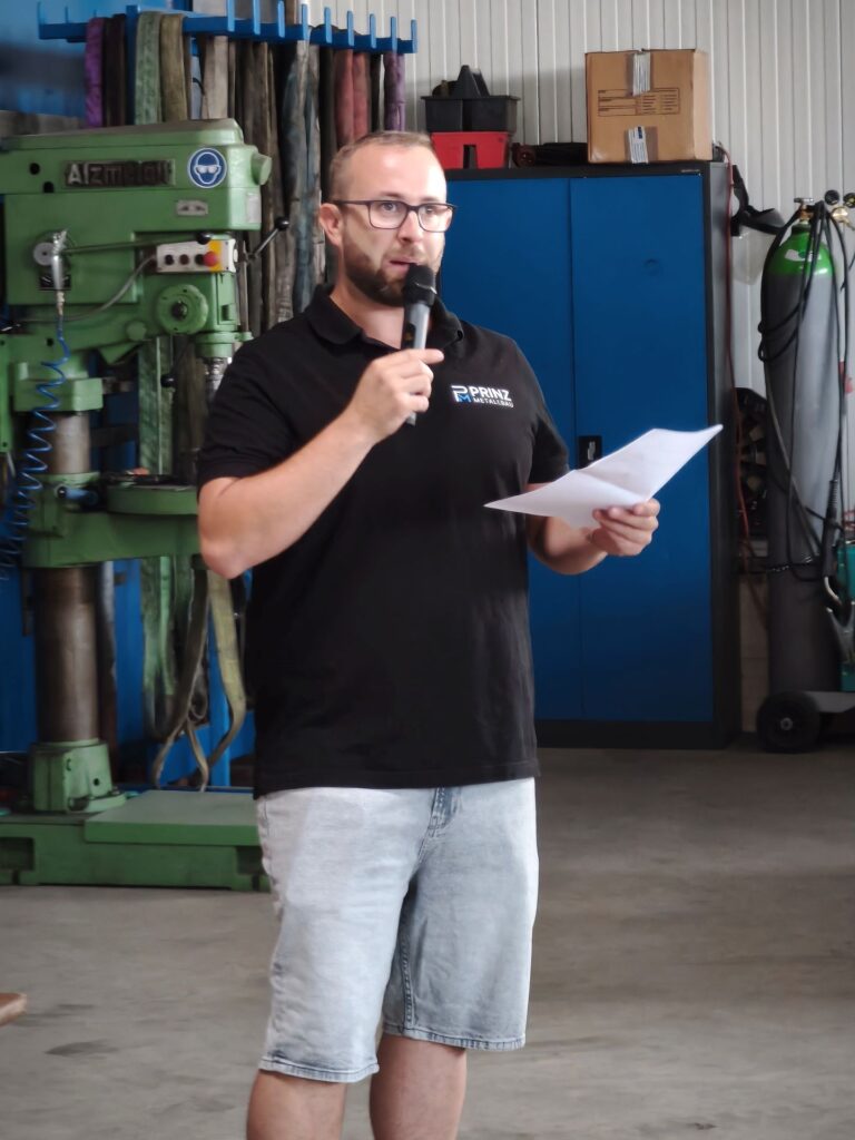 Bei angenehmen 24 Grad in der Halle bedankte sich Felix Prinz bei der Stadt Mechernich und Bürgermeister Michael Fingel sowie bei Bauingenieur Manuel Murg für die Unterstützung bei den Planungen. Foto: Kerstin Rottland/pp/Agentur ProfiPress