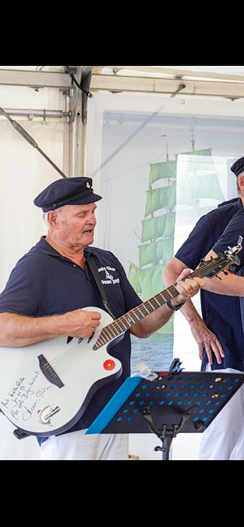 Der frühere Euskirchener Landrat Günter Rosenke ist inzwischen selbst Gitarrist des Shanty-Chores und begleitete das Jubiläumskonzert musikalisch. Foto: Privat/pp/Agentur ProfiPress