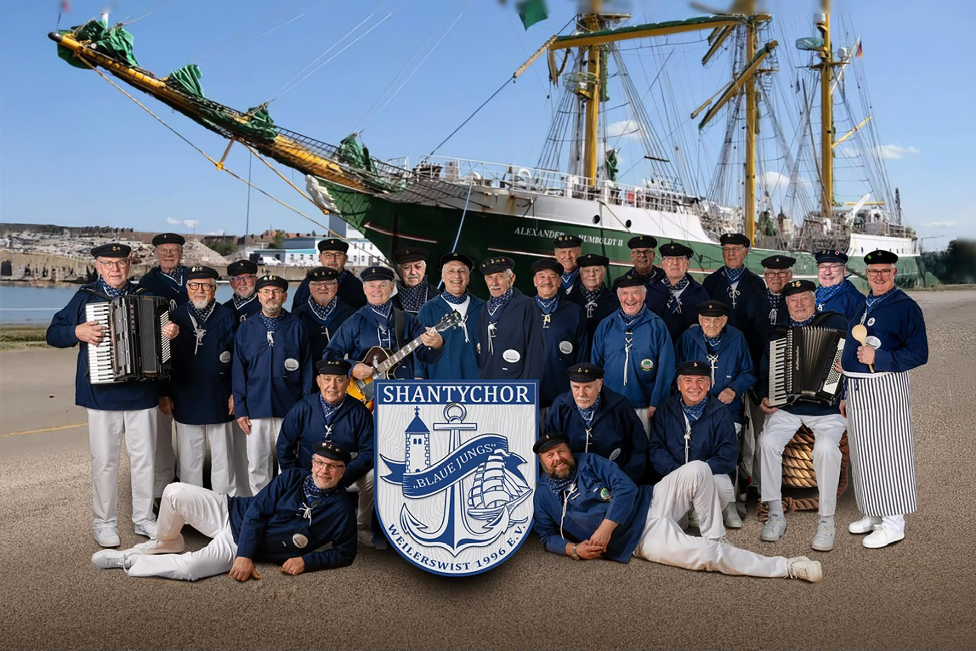Der Shantychor „Blaue Jungs“ Weilerswist 1996 e.V. vor dem berühmten Segelschiff Alexander von Humboldt, auf dem die Gründungsmitglieder vor fast 30 Jahren anheuerten. Zum großen Jubiläum spielt er am 18. Juli ein Benefizkonzert auf dem Weilerswister Schützenplatz. Foto: Shantychor Blaue Jungs Weilerswist 1996 e.V./pp/Agentur ProfiPress