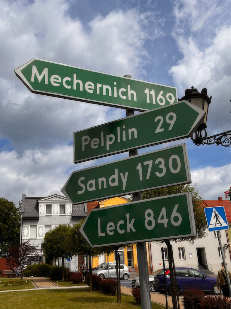Weit weg und doch im Herzen nah: Auf diesem Verkehrsschild in Skarszewy steht, wie weit es bis zum Bleiberg ist: 1169 Kilometer. Foto: Privat/Sabine Sommer/pp/Agentur ProfiPress