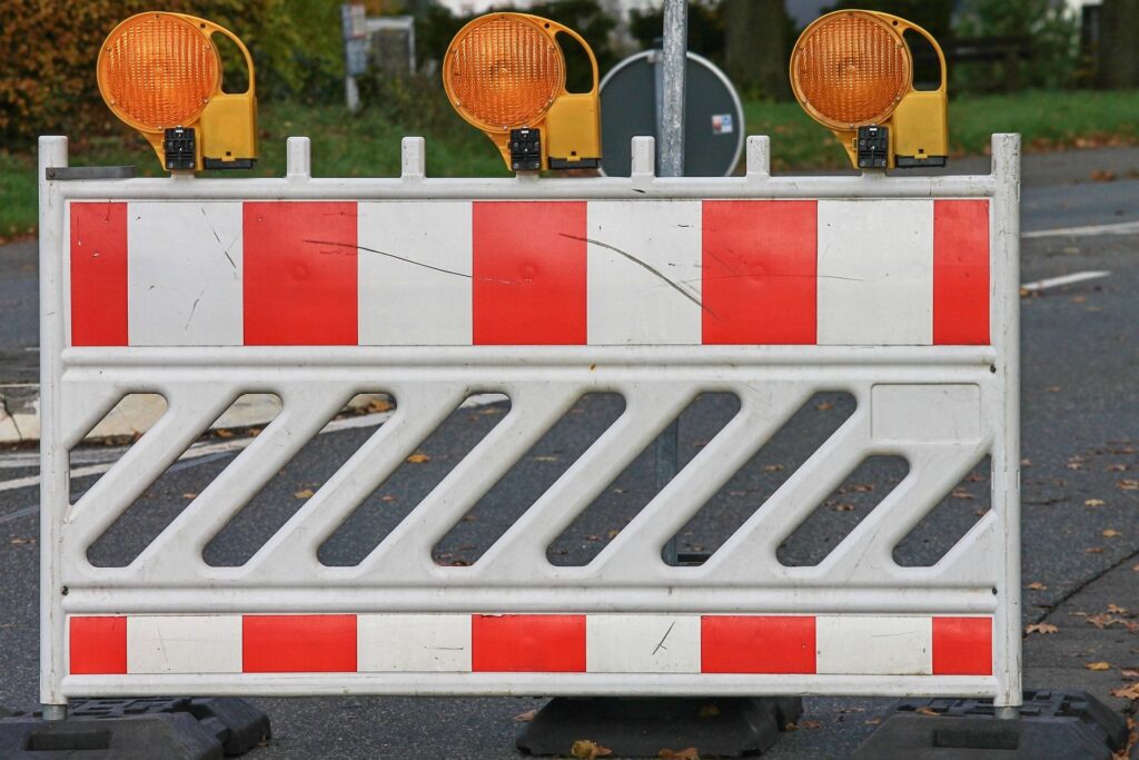 Wichtige Arbeiten an einer Wasserleitung: Die Stadt Mechernich bittet alle Verkehrsteilnehmerinnen und Verkehrsteilnehmer sowie die Anlieger um Verständnis für die vorübergehenden Einschränkungen im Bereich der Kommerner Gielsgasse. Foto: Manfred Richter/Pixabay/pp/Agentur ProfiPress