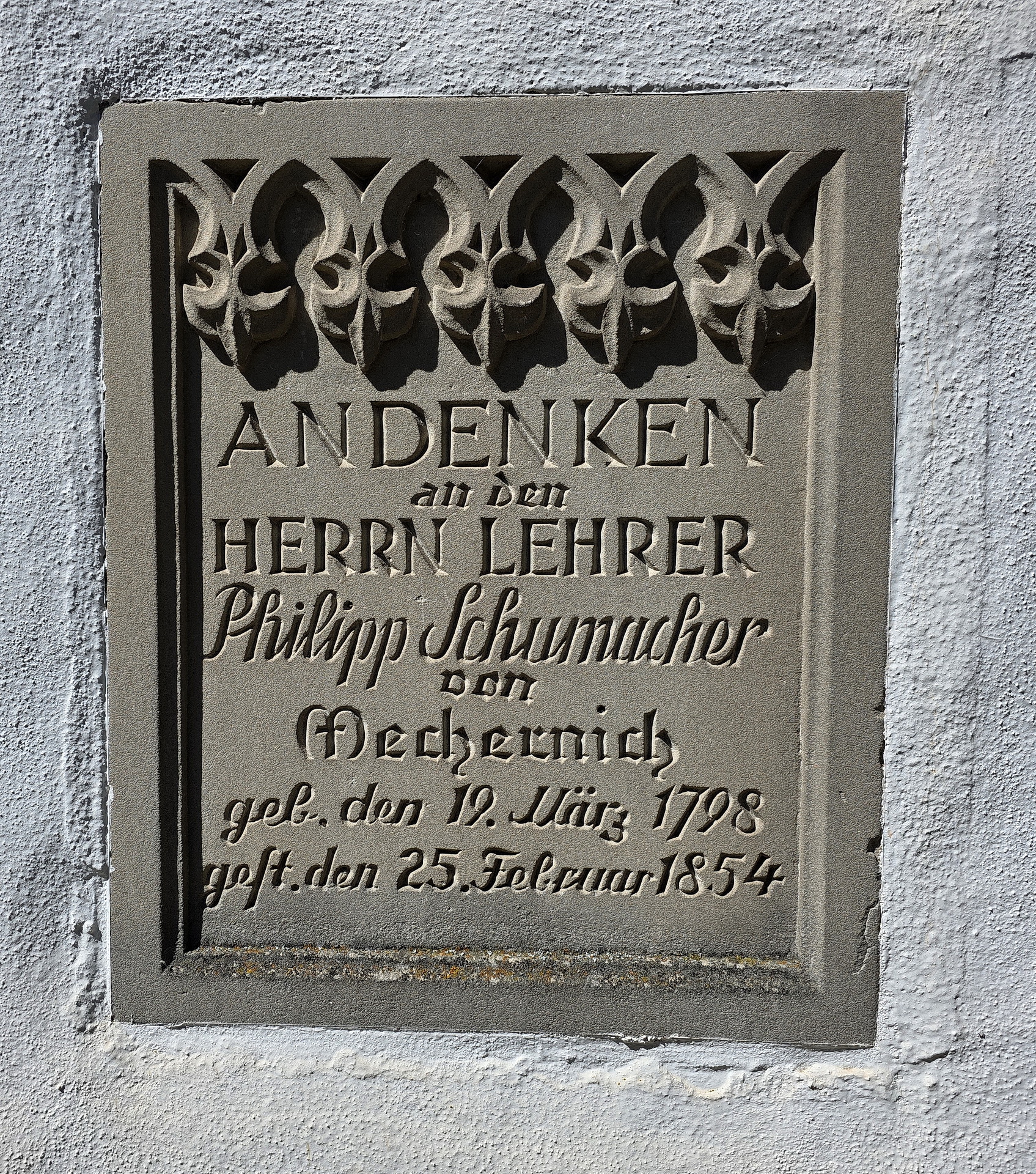 Die Gedenktafel an der Alten Kirche erinnert an den wegen seines sozialen Engagements bedeutenden Lehrer. Foto: Manfred Lang/pp/Agentur ProfiPress