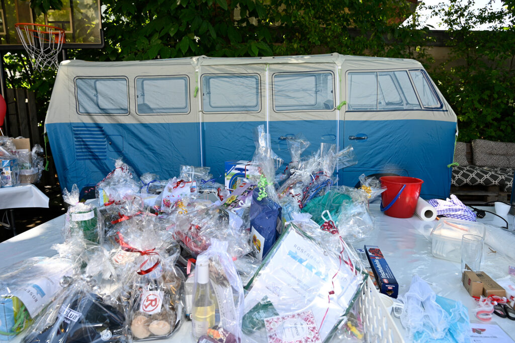 49 Sponsoren hatten für viele teils spektakuläre Tombola-Preise wie dem „Bulli“ im Hintergrund gesorgt. Foto: Henri Grüger/pp/Agentur ProfiPress