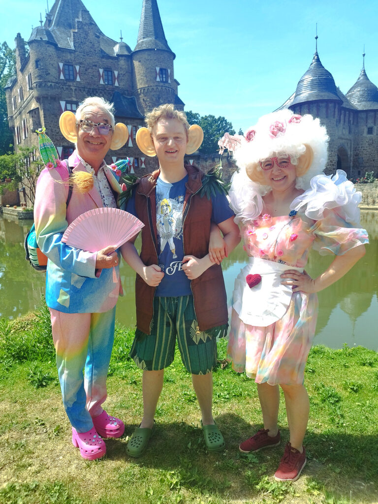 Claus Vincon als Troll-Onkel Bronko Bienenstich, Vincent Heinen als Firley Trollgewitz und Melanie Wäsch als Petunia Nicoletta Mangrovia freuen sich auf die Premiere des Theaterstücks „Chaos im Land der Trolle“ am 11. Juli vor Burg Satzvey. Foto: Veranstalter/pp/Agentur ProfiPress