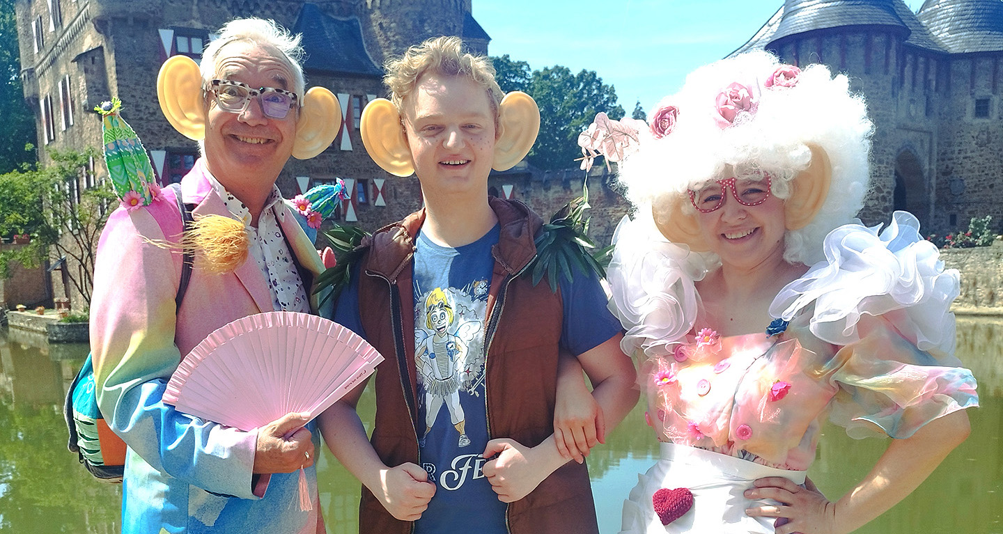 Claus Vincon als Troll-Onkel Bronko Bienenstich, Vincent Heinen als Firley Trollgewitz und Melanie WĂ€sch als Petunia Nicoletta Mangrovia freuen sich auf die Premiere des TheaterstĂŒcks âChaos im Land der Trolleâ am 11. Juli vor Burg Satzvey. Foto: Veranstalter/pp/Agentur ProfiPress