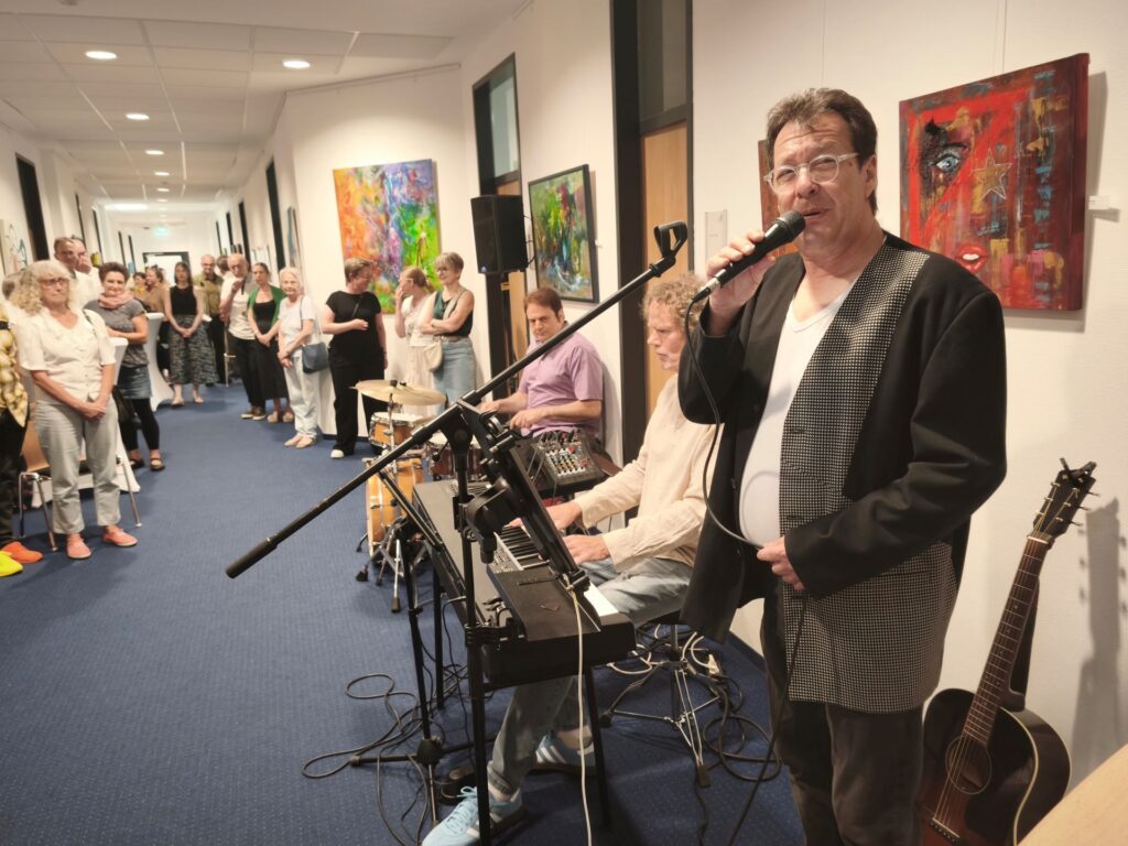 Für den passenden musikalischen Rahmen sorgte das Trio um Uli van Staa. Mit lässigen Jazzklängen begleitete es die Vernissage. Foto: Kerstin Rottland/pp/Agentur ProfiPress
