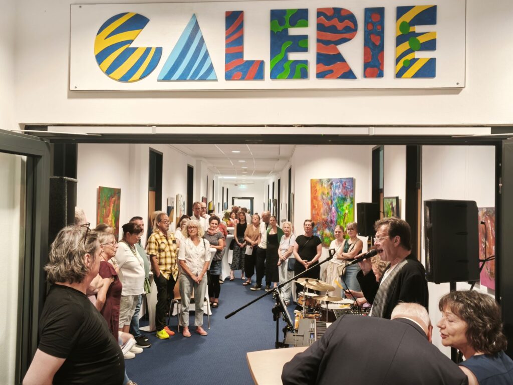 Zur Vernissage am Freitagabend waren zahlreiche Kunstinteressierte ins Mechernicher Rathaus gekommen. Foto: Kerstin Rottland/pp/Agentur ProfiPress