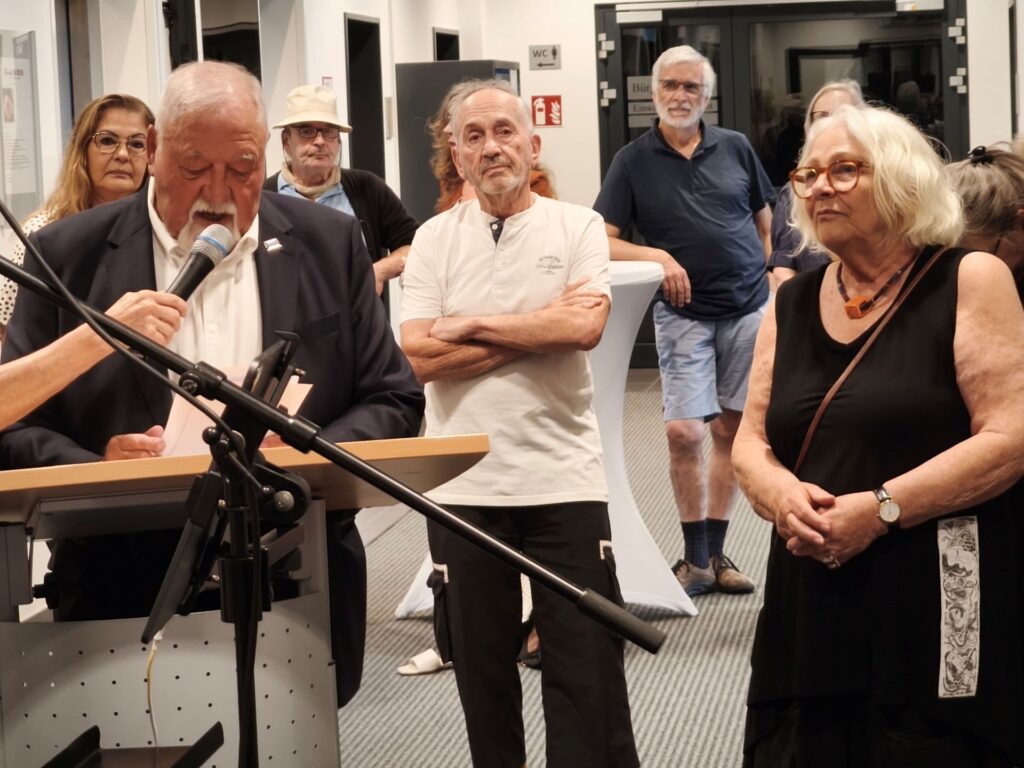 Der stellvertretende Bürgermeister Peter Kronenberg begrüßte die Gäste im Namen der Stadt und freute sich gemeinsam mit ihnen auf inspirierende Entdeckungen in den Fluren des Verwaltungsgebäudes. Foto: Kerstin Rottland/pp/Agentur ProfiPress