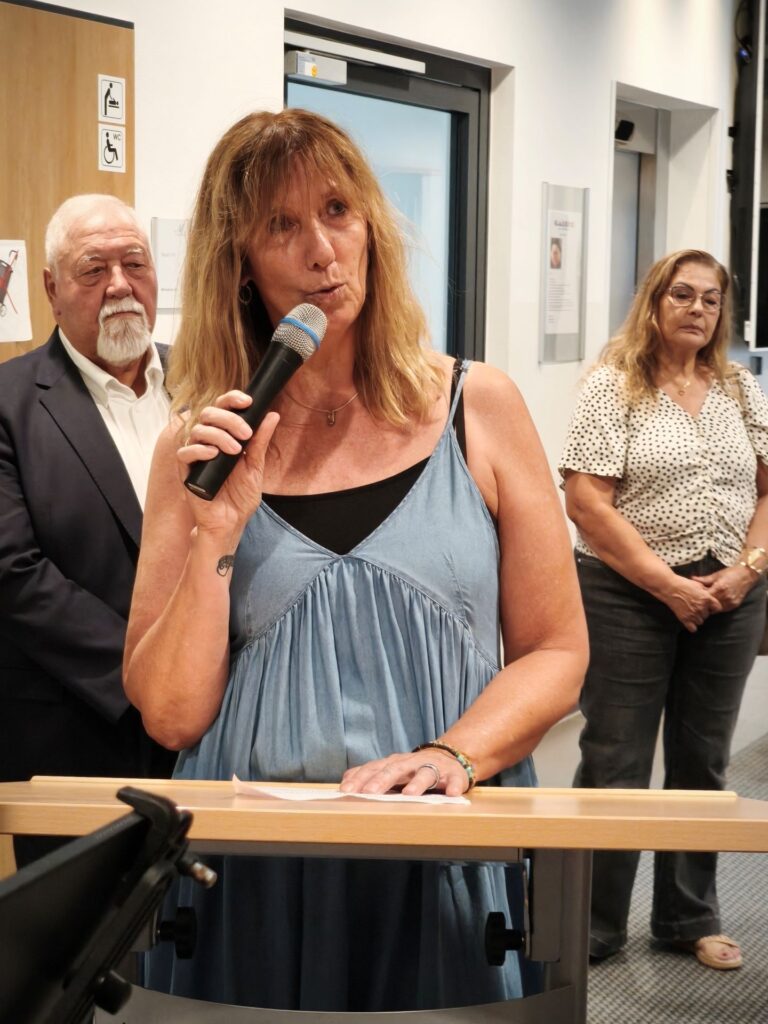 Kuratorin Ela Rübenach kennt und schätzt Donata Reinhard aus verschiedenen gemeinsamen Kunstprojekten und bewundert die stilistische Vielseitigkeit der Firmenicher Künstlerin. Foto: Kerstin Rottland/pp/Agentur ProfiPress