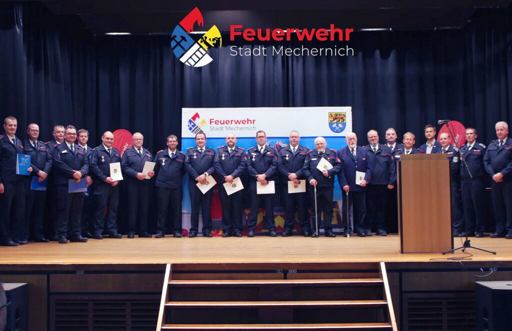 Zahlreiche Feuerwehrangehörige wurden im Rahmen der Dienstbesprechung für langjährige Mitgliedschaft geehrt oder in neue Führungsfunktionen berufen. Foto: FF Stadt Mechernich/pp/Agentur ProfiPress