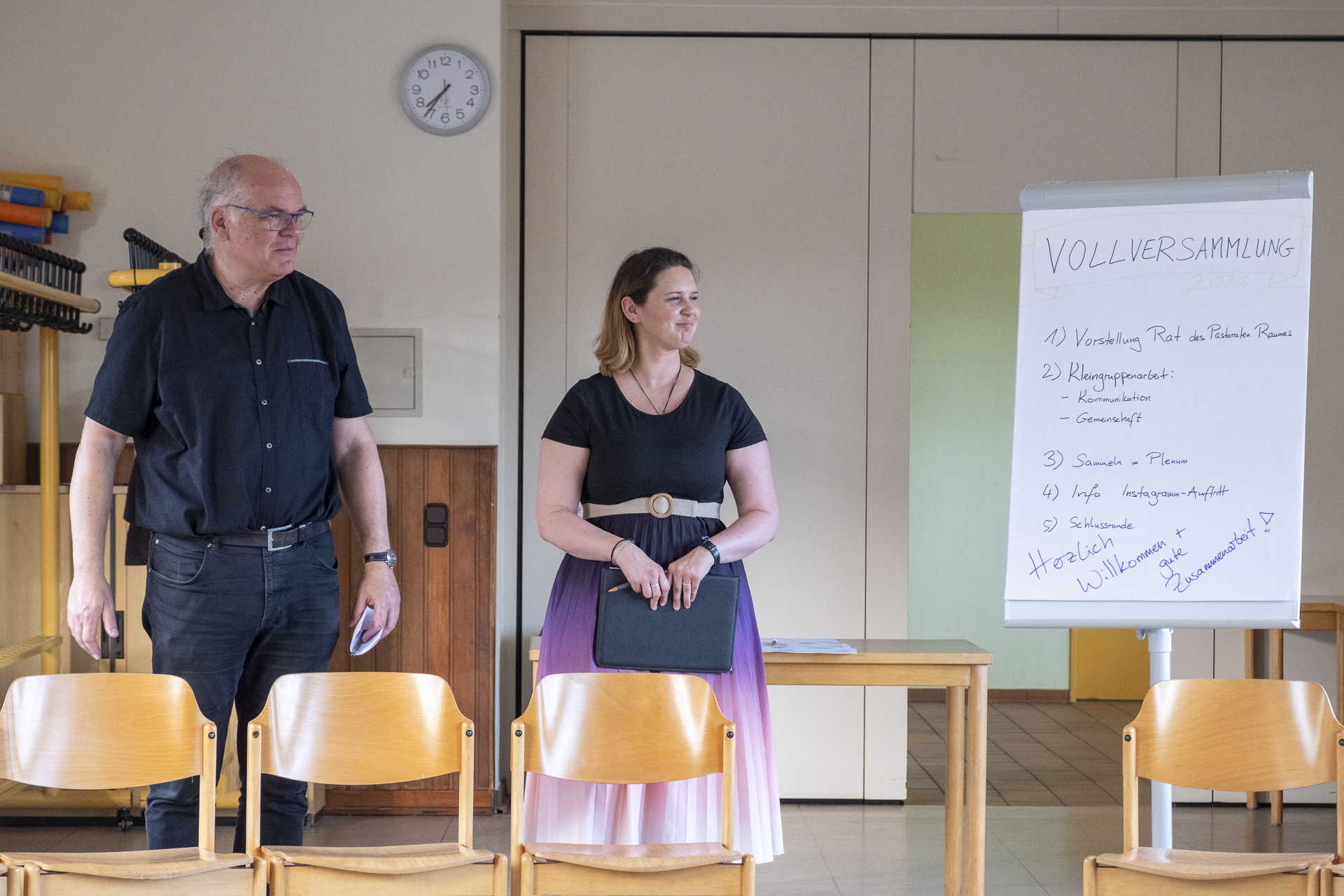 Zur jüngsten Sitzung der Vollversammlung des Pastoralen Raums Mechernich begrüßten Pastor Erik Pühringer und Pastoralreferentin Linda Schmitt-Thees die Anwesenden im Johanneshaus. Foto: Ronald Larmann/pp/Agentur ProfiPress