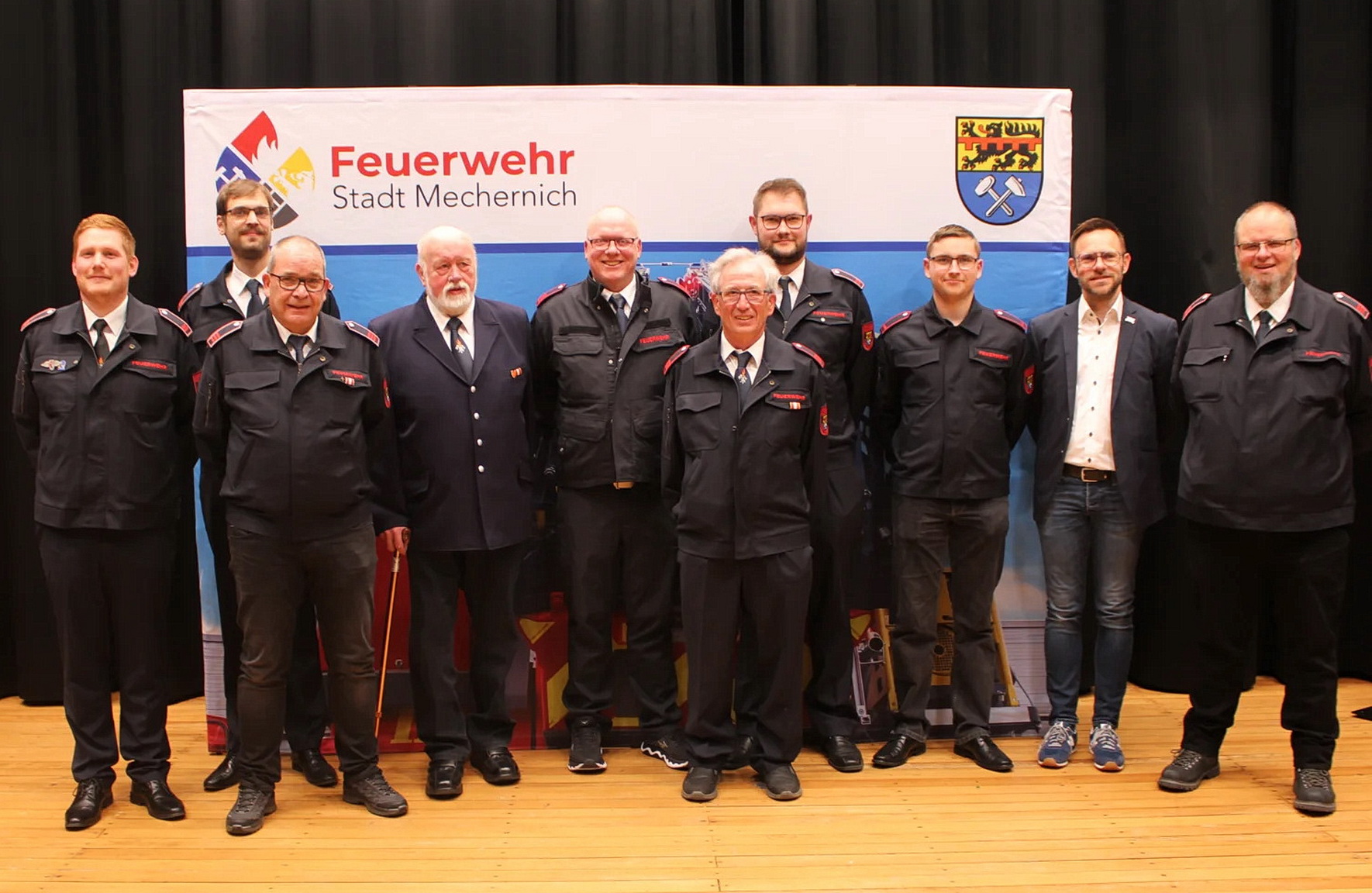 Ein Teil der Geehrten und neu ernannten Führungskräfte stellte sich nach der Dienstbesprechung zum gemeinsamen Erinnerungsfoto. Foto: FF Stadt Mechernich/pp/Agentur ProfiPress