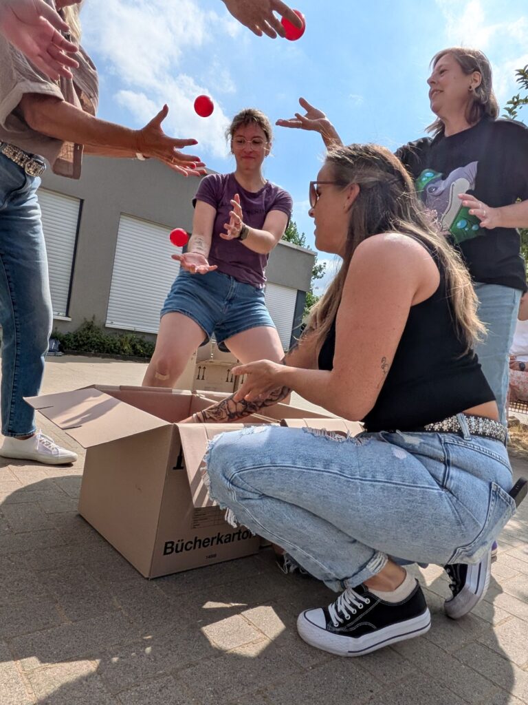 Neben der Disney-Methode standen zwei agile Teamwettbewerbe im Mittelpunkt, bei denen die Mitarbeitenden im Team Bälle von Kiste zu Kiste weitergeben …. Foto: Angelika Eimermacher/DRK/pp/Agentur ProfiPress