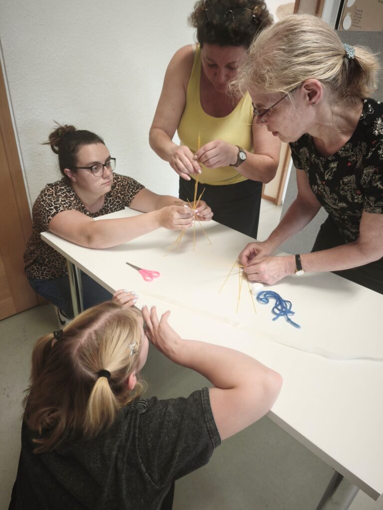 …. und einen Turm aus Spaghetti und einem Marshmallow konstruieren durften. In den verschiedenen Challenges ging es darum, schnell ins gemeinsame Handeln zu kommen, Aufgaben zu verteilen, Lösungen zu testen. Foto: Kerstin Rottland/pp/Agentur ProfiPress
