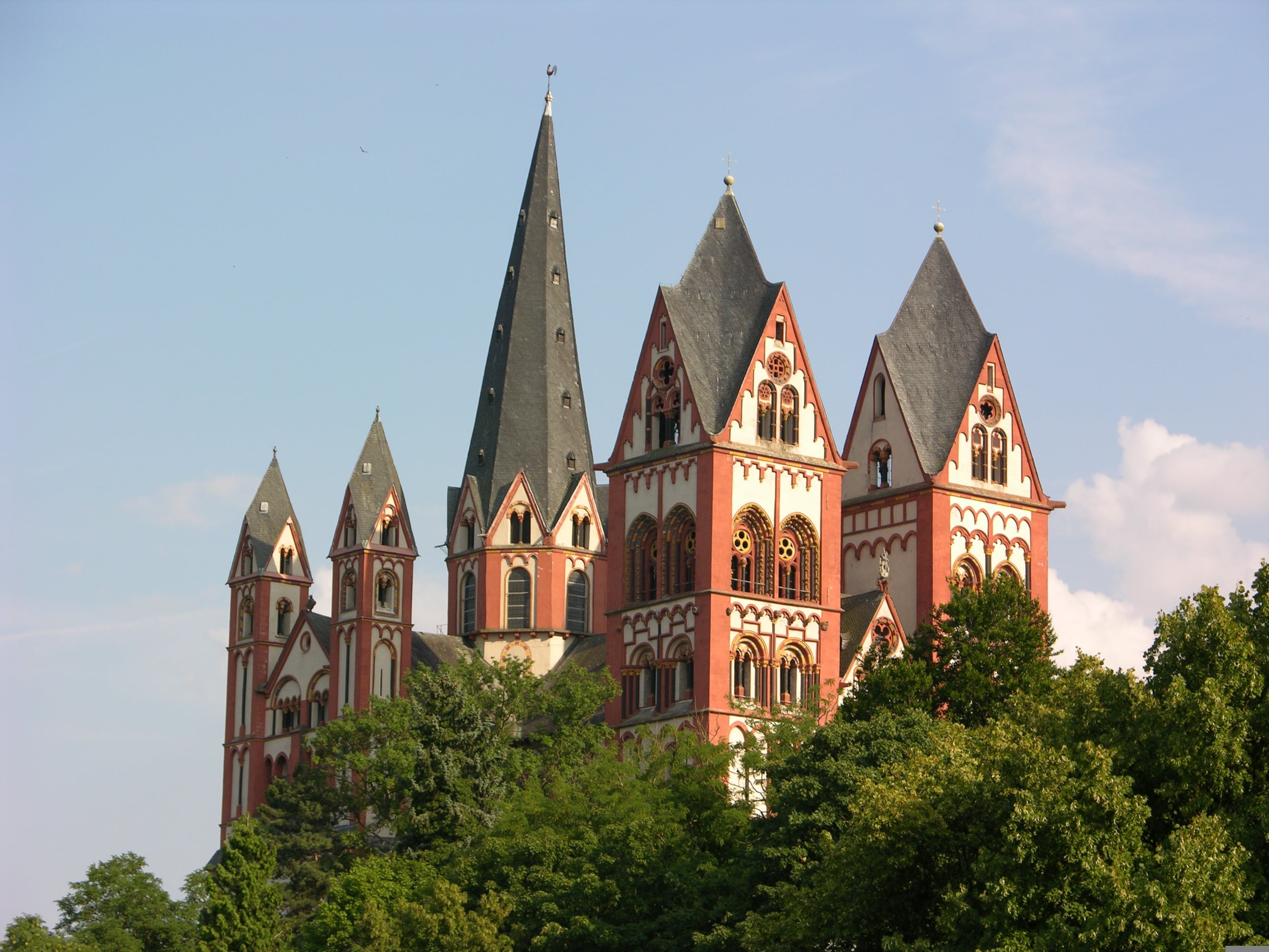 Die nächste DRK-Tagesfahrt führt am 20. August ins malerische Lahntal mit Bad Ems und Limburg. Hier: der weithin sichtbare Limburger Dom mit seinen sieben Türmen. Symbolbild: Eve/pixabay/pp/Agentur ProfiPress