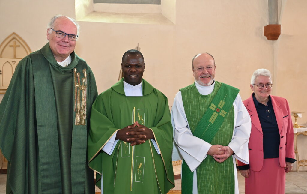 Abschied in der Alten Kirche: Beim Sonntagsgottesdienst am 23. August nahm auch der Pastorale Raum St. Barbara Mechernich Abschied von Pfarrer Patrick Mwanguhya. Der ugandische Geistliche hatte fünf Jahre bei der Communio in Christo gelebt und auch Gottesdienste und Wallfahrten im Pastoralen Raum begleitet. Links der Leitende Pfarrer Erik Pühringer, rechts neben Pfarrer Patrick Mwanguhya Diakon Manfred Lang und Sakristanin Marita Wetzel. Foto: Sabine Roggendorf/pp/Agentur ProfiPress