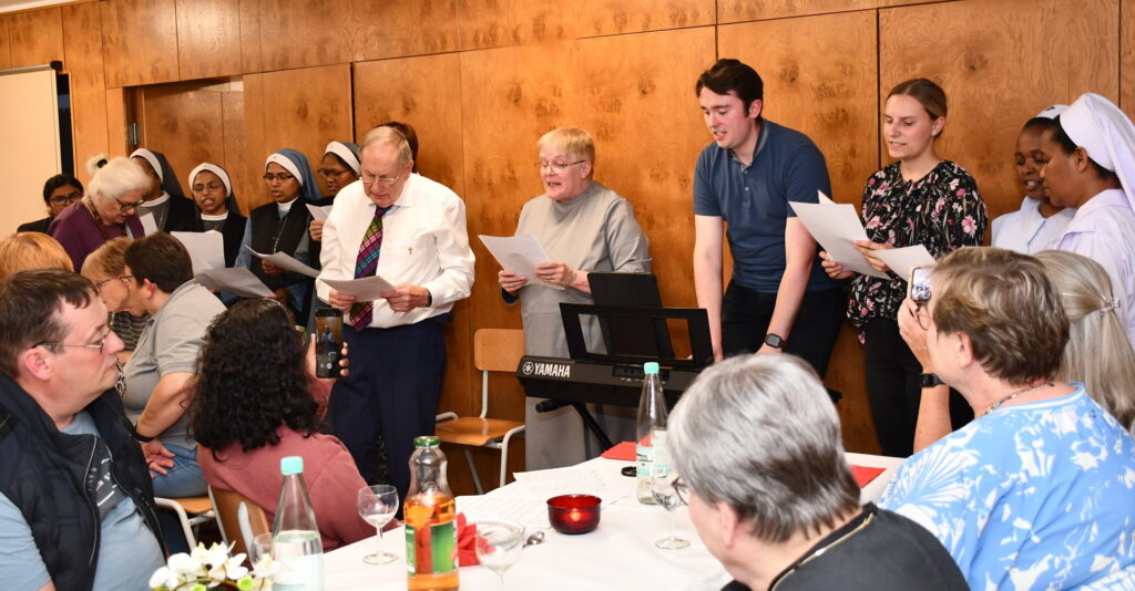 Mit Gesang und guten Wünschen begleiteten Mitglieder und Freunde der Communio Father Patrick bei seiner Verabschiedung. Am Keyboard Pascal Lucke. Foto: Sabine Roggendorf/pp/Agentur ProfiPress