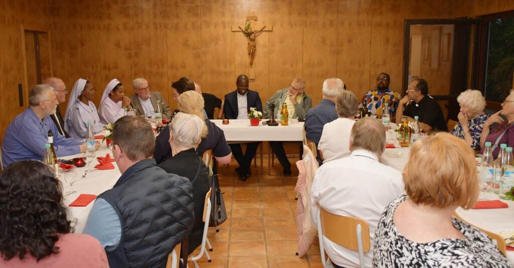 Beim gemeinsamen Abendessen kamen Mitglieder, Mitarbeiter und Freunde der Communio noch einmal mit Father Patrick zusammen. Foto: Sabine Roggendorf/pp/Agentur ProfiPress