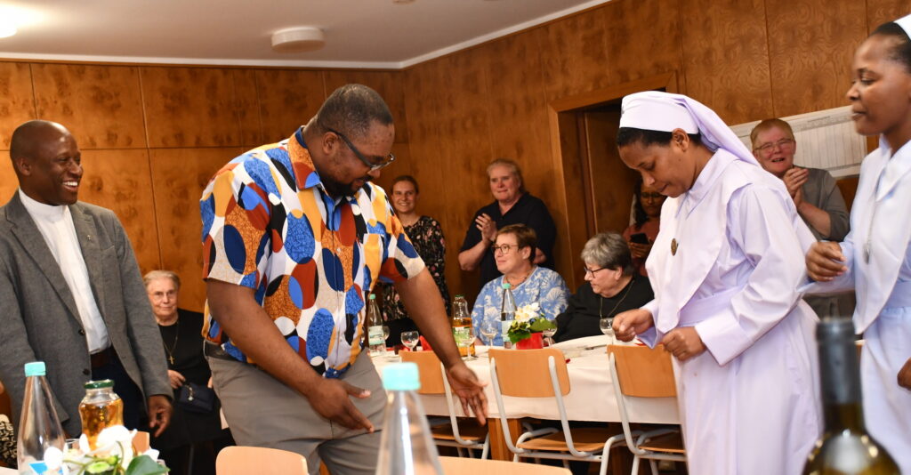 Lebensfreude trotz Abschied: Afrikanische Schwestern und weitere Gäste gestalteten die Feier mit einem Tanz und sorgten für viel Beifall. Foto: Sabine Roggendorf/pp/Agentur ProfiPress