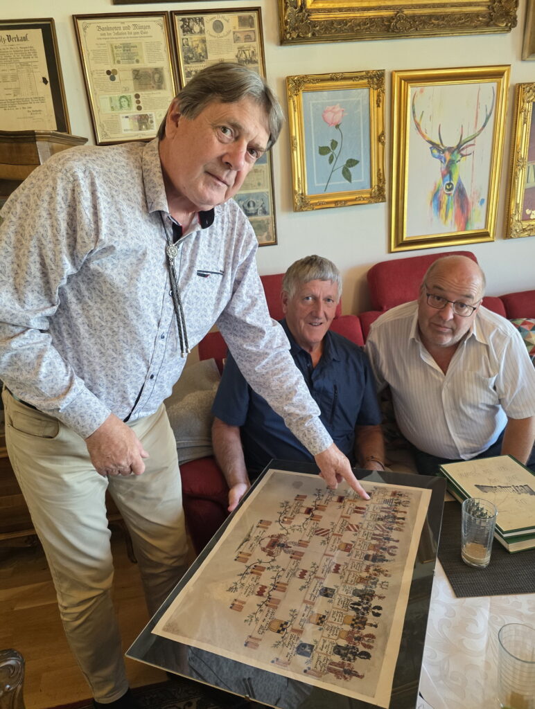Jacques Pützer, Konrad Beul und Hans-Josef Breuer (v.l.) beugen sich über die Ahnentafel derer von Harff (Burg Dreiborn). Das Dokument stammt aus dem Nachlass von Wilhelm Schmitz und wurde von Jacques Pützer als Dauerleihgabe an das Stadtarchiv Schleiden weitervermittelt. Foto: Manfred Lang/pp/Agentur ProfiPress