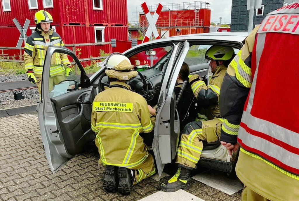 Auch technische Hilfeleistung gehörte zum Übungsprogramm: An einem Pkw trainierten die Mechernicher Feuerwehrleute das koordinierte Vorgehen bei einem angenommenen Verkehrsunfall. Unterschiedliche Einsatzfunktionen und die Bildung von Einsatzabschnitten waren wichtige Bestandteile des Ausbildungstages in Stockheim. Foto: Alexander Kloster/FF/pp/Agentur ProfiPress