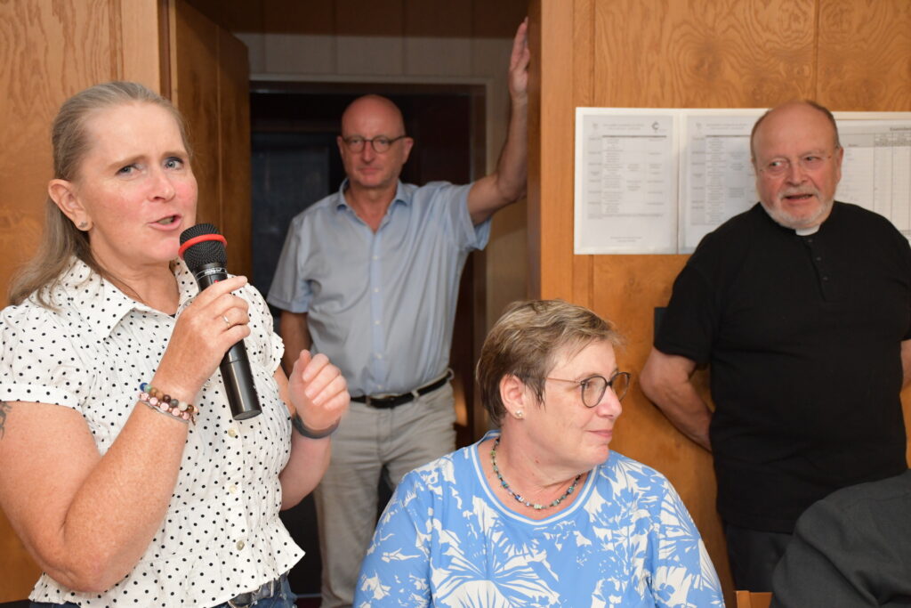 Andrea Heide (v.l.) dankte Father Patrick im Namen der Betreuungskräfte. Mit dabei waren auch Sozialwerks-Geschäftsführer Norbert Arnold, Gisela Diefenthal, die mit Father Patrick als geistlichem Betreuer im Heiligen Jahr nach Rom gepilgert war, und Diakon Manfred Lang, der stellvertretende Generalsuperior. Foto: Sabine Roggendorf/pp/Agentur ProfiPress