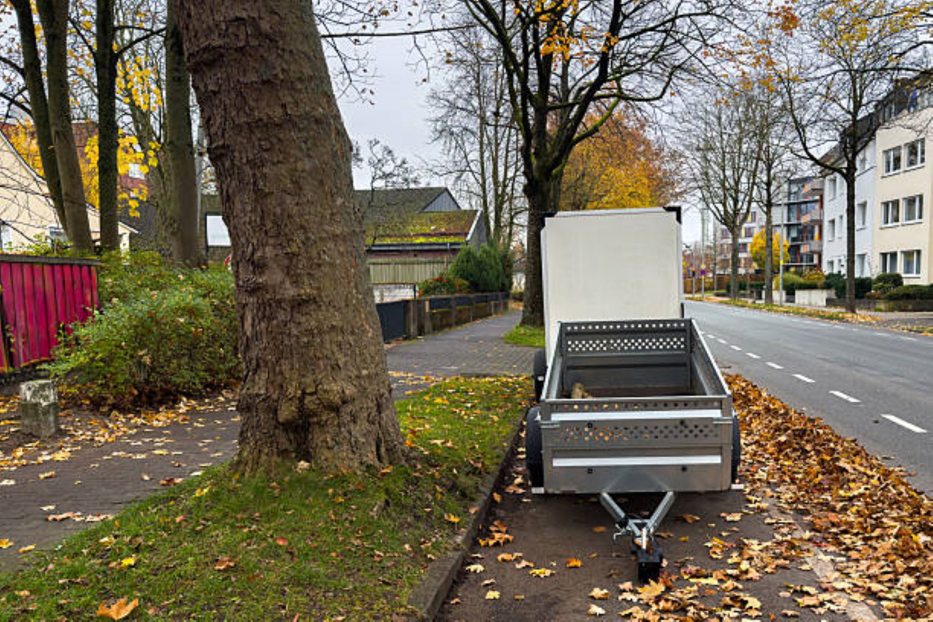 Ein Anhänger, der nicht mit einem Zugfahrzeug verbunden ist, darf höchstens zwei Wochen auf einer öffentlichen Verkehrsfläche geparkt werden, betont die Stadt Mechernich. Kurzfristige Fahrten oder Umparken ändern daran nichts. Foto: Pixabay/pp/Agentur ProfiPress