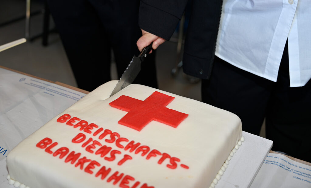… den Angela Tack für die Gäste anschnitt. Foto: Henri Grüger/pp/Agentur ProfiPress