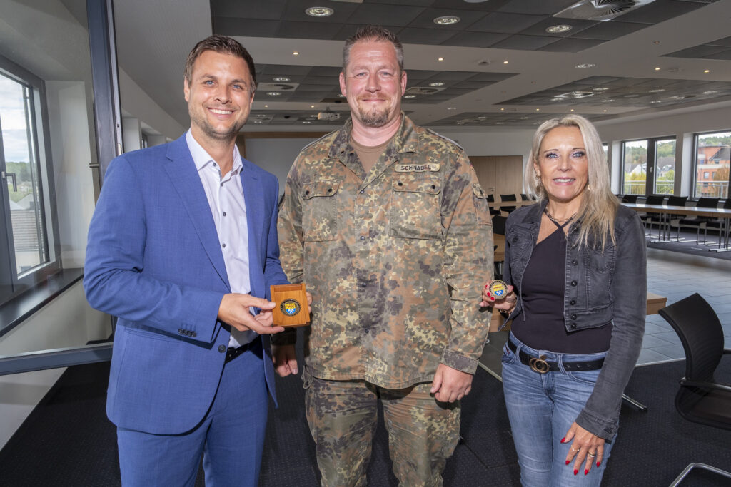 Die Kommandoübergabe erfolgt Ende September, erste Fäden für die künftige Zusammenarbeit wurden bereits im Ratssaal geknüpft: Standortfeldwebel Robert Mees (v.l.), Bürgermeister-Referentin Manuela Holtmeier, Oberstleutnant Bianca Zodrow-Wenke, Bürgermeister Michael Fingel und Oberstleutnant Jochen Schnabel. Foto: Ronald Larmann/pp/Agentur ProfiPress