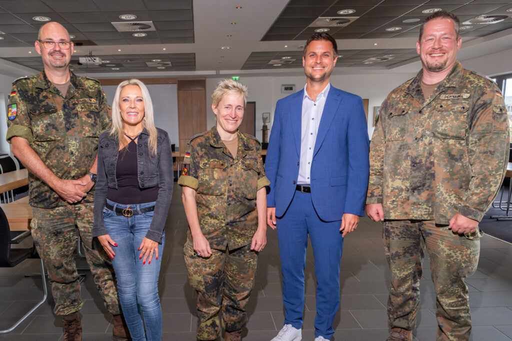 Die Kommandoübergabe erfolgt Ende September, erste Fäden für die künftige Zusammenarbeit wurden bereits im Ratssaal geknüpft: Standortfeldwebel Robert Mees (v.l.), Bürgermeister-Referentin Manuela Holtmeier, Oberstleutnant Bianca Zodrow-Wenke, Bürgermeister Michael Fingel und Oberstleutnant Jochen Schnabel. Foto: Ronald Larmann/pp/Agentur ProfiPress