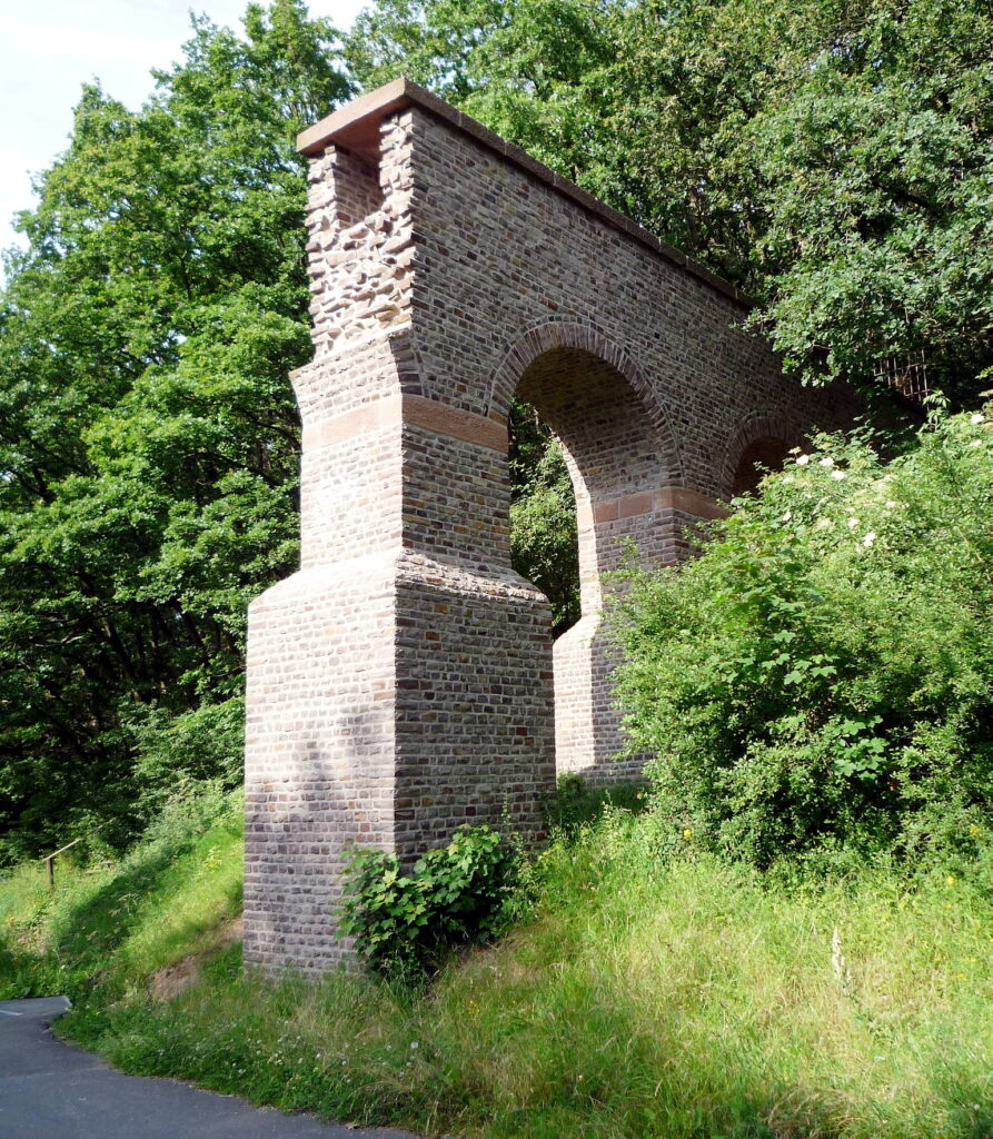 Unter anderem vorbei an der beeindruckenden römischen Aquäduktbrücke in Vussem führen die vier anstehenden Wanderungen des Eifelvereins Mechernich im August und September. Archivbild: pp/Agentur ProfiPress