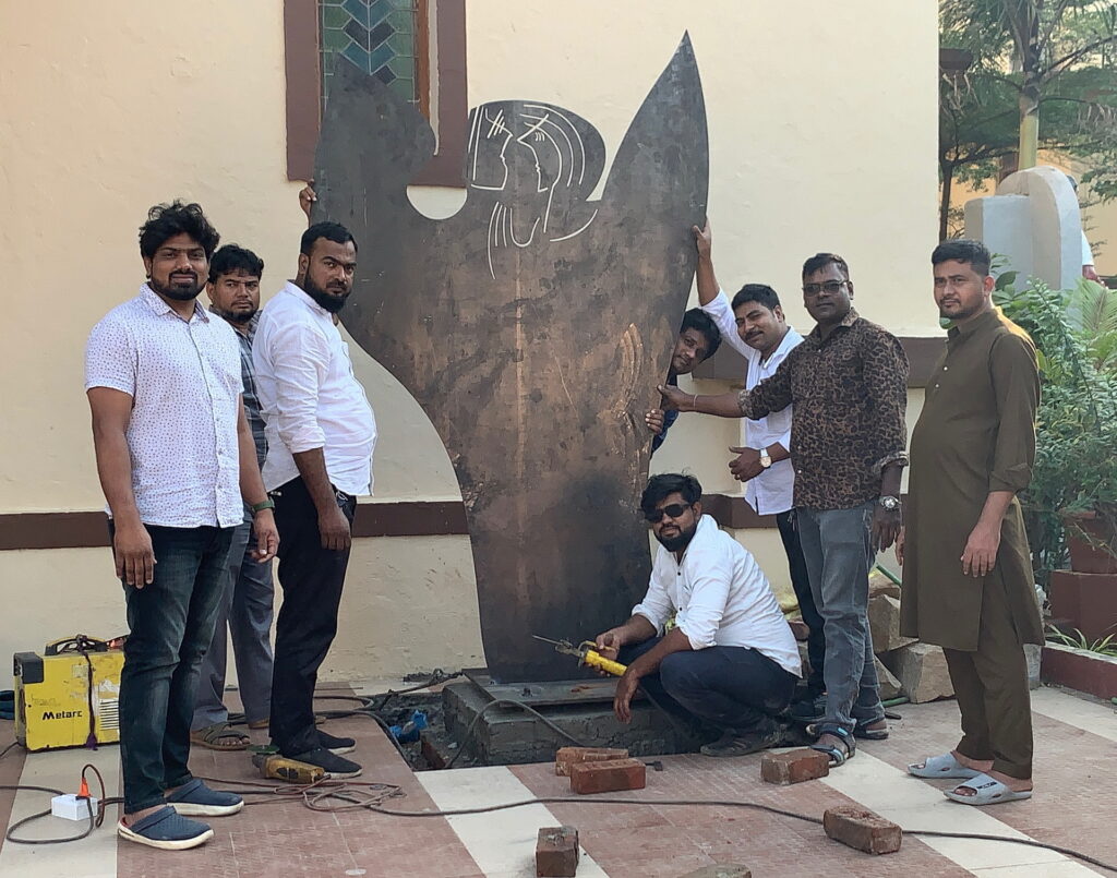 Am dritten Advent 2025 wurde Marti Fabers Engel „Celestial“ in Mumbai aufgerichtet und mit dem vorbereiteten Sockel verschweißt. Die Arbeiter trugen Sonntagskleidung, weil sie ihre Mitwirkung an dem sakralen Kunstwerk als besondere Ehre empfanden. Foto: privat/pp/Agentur ProfiPress
