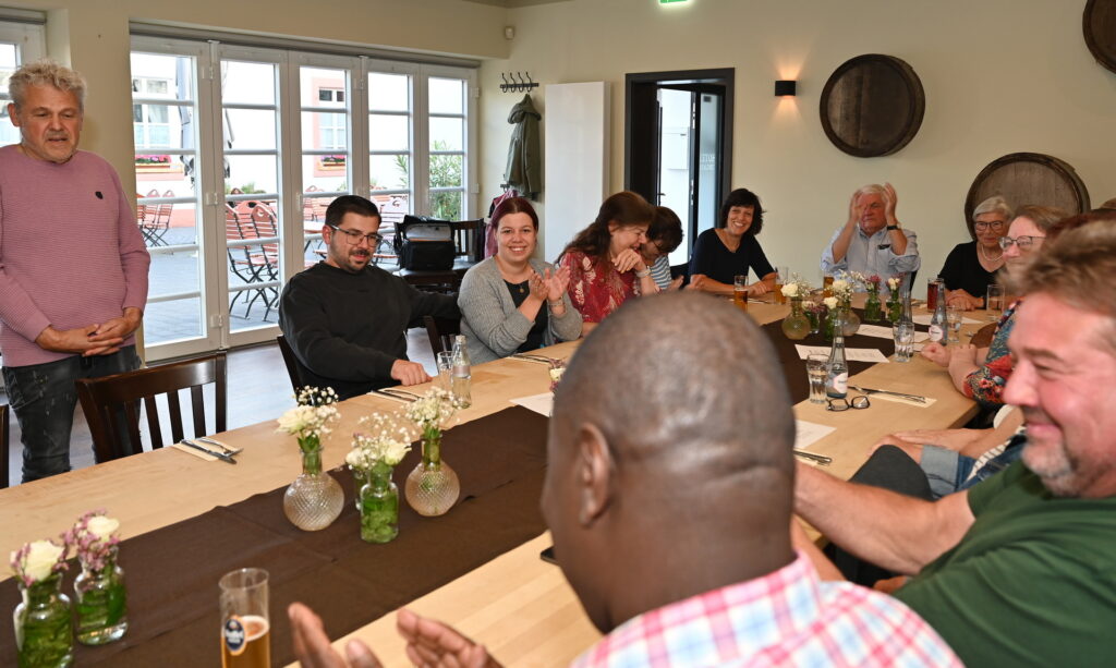 Ein zweiter Abschied am selben Tag: Am Sonntagabend kamen ehemalige Rompilger im Restaurant „Stollen“ in Mechernich-Kommern zusammen, um ihrem geistlichen Begleiter von 2025 Lebewohl zu sagen. Wallfahrtsleiter Hans Diethard Eichinger-Heß brachte das Bedauern der Gruppe auf den Punkt: „Wir hätten Dich liebend gerne wieder mitgenommen.“ Foto: Manfred Lang/pp/Agentur ProfiPress