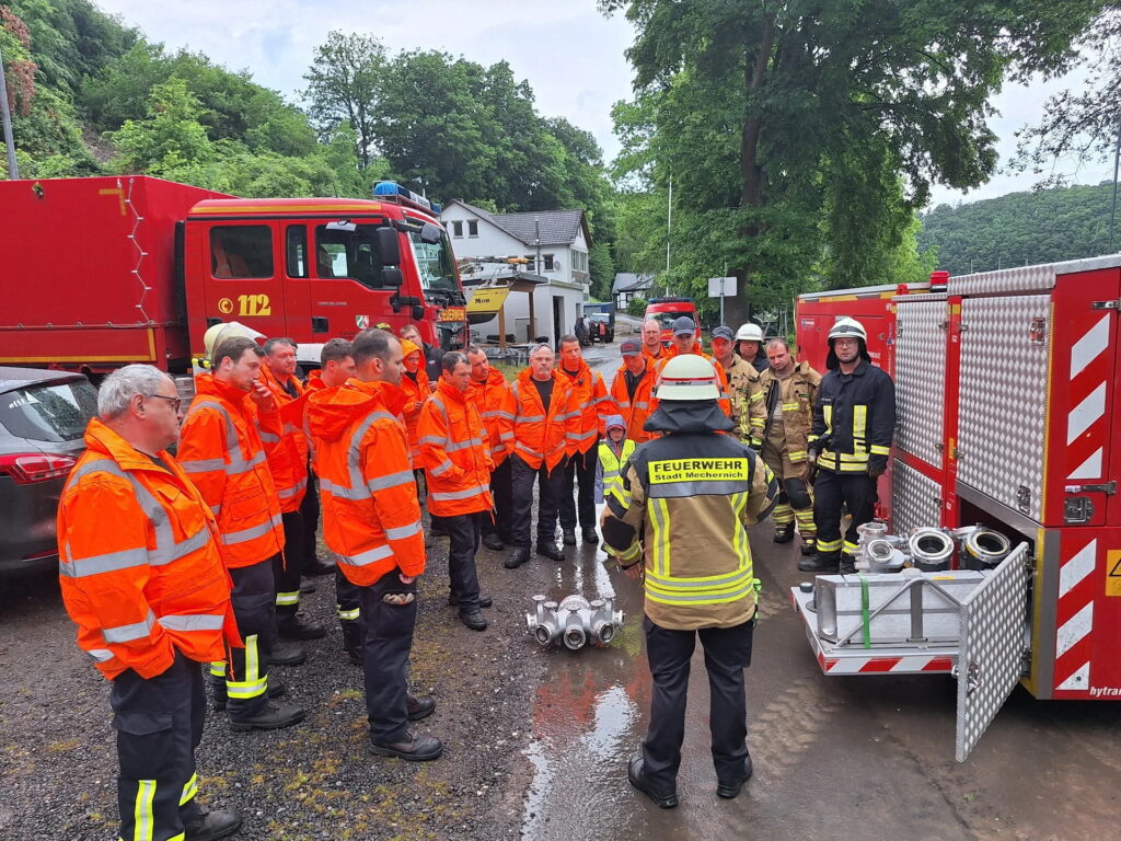 Vor Beginn der Gemeinschaftsübung wurden die Einsatzkräfte der Feuerwehren aus Mechernich, Euskirchen und Simmerath in das Übungsszenario sowie den Ablauf der groß angelegten Wasserförderung eingewiesen. Foto: Dominik Obliers/Feuerwehr/pp/Agentur ProfiPress