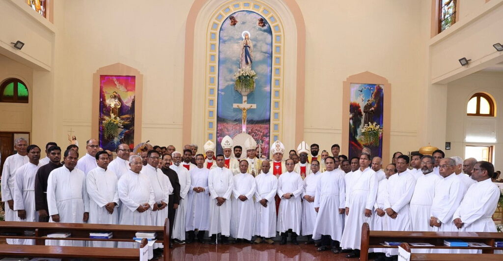 Gruppenbild der Franziskaner von Mumbai mit kirchlichen Würdenträgern anlässlich des 125 jährigen Jubiläums im Frühjahr, aus dessen Anlass die Zülpicher Bildhauerin Marti Faber (80) das Bild des zweigesichtigen Engels geschaffen hatte, der Gitt und Mensch, Vergangenheit, Gegenwart und Zukunft miteinander verbindet. Foto: privat/pp/Agentur ProfiPress