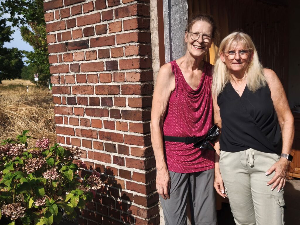 Petra Chelmowski (rechts) und Monika Härle-Dreijer und ein Team aus engagierten Satzveyerinnen und Satzveyern verwandelten das verlassene Trafohäuschen in eine Bibliothek. Foto: Kerstin Rottland/pp/Agentur ProfiPress