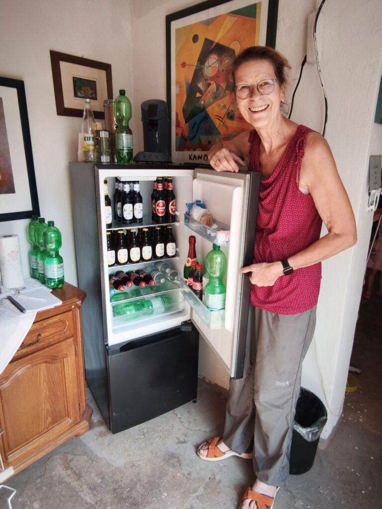 Monika Härle-Dreijer präsentiert den geliehenen Kühlschrank voll mit Getränken und Kinder-Eis. Der Inhalt ist zum Selbstkostenpreis erhältlich. Foto: Kerstin Rottland/pp/Agentur ProfiPress