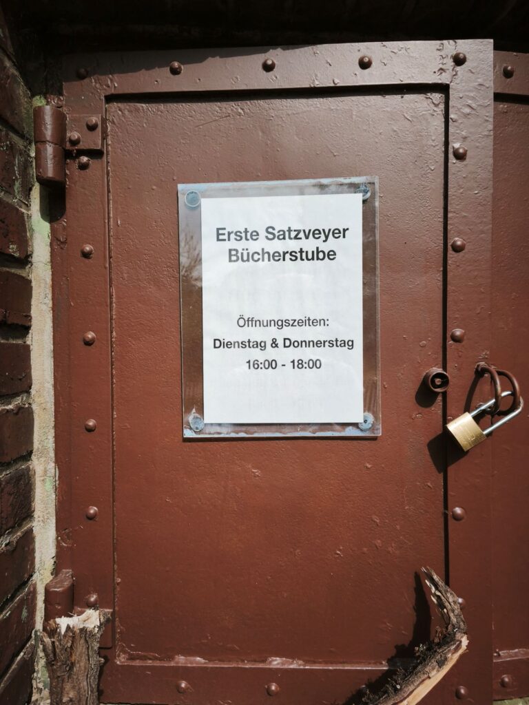 Wer Lust hat, der Satzveyer Bücherstube einen Besuch abzustatten: Dienstags und donnerstags ist die Tür des Trafohäuschens zwischen 16 und 18 Uhr geöffnet. Foto: Kerstin Rottland/pp/Agentur ProfiPress