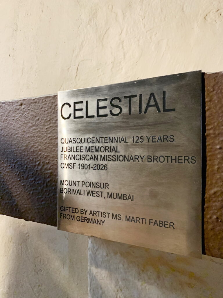 Die Plakette am Sockel nennt den Namen des Kunstwerks: „Celestial“ („himmlisch“). Es ist das Jubiläumsdenkmal zum 125-jährigen Bestehen der Franciscan Missionary Brothers CMSF 1901–2026 auf dem Mount Poinsur in Mumbai, gestiftet von Marti Faber aus Deutschland. Foto: privat/pp/Agentur ProfiPress