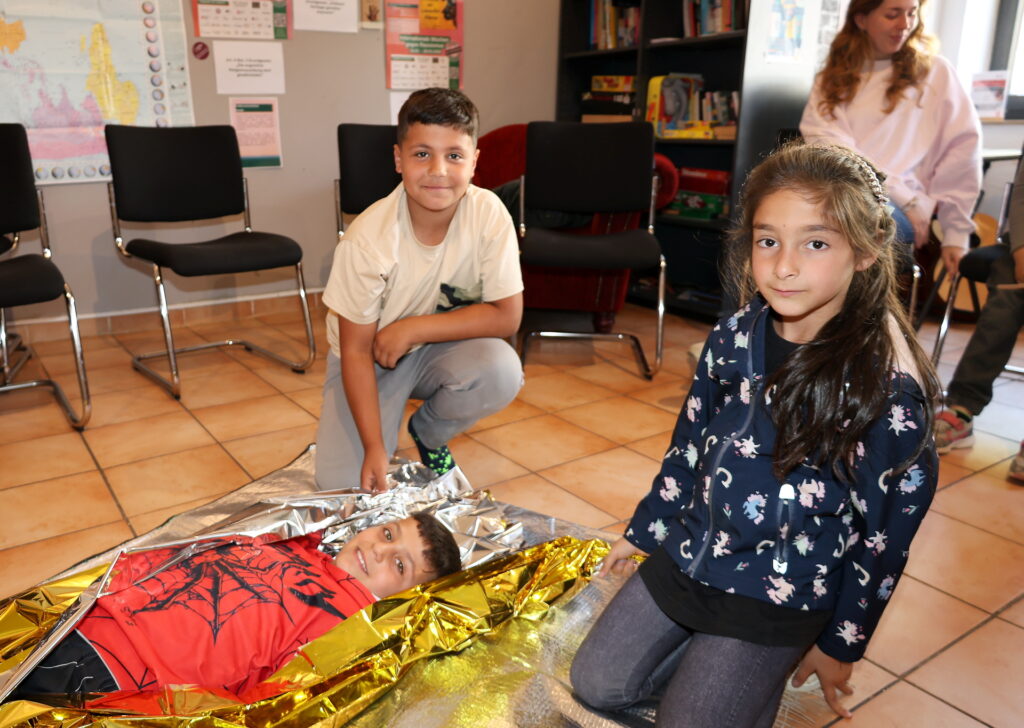 Spielerisch Deutsch lernen durch gemeinsame Aufgaben können die Kinder zum Beispiel beim Erste-Hilfe-Kurs. Foto: Steffi Tucholke/pp/Agentur ProfiPress