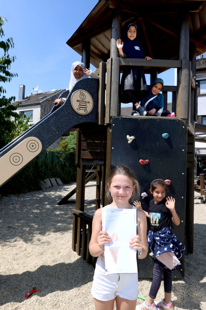 Grundschülerin Nikole hält stolz ihre selbstgemalte Eistüte in die Kamera. Die Namen der Eissorten hatte sie vorher beim „FIT in Deutsch“-Kurs geübt. Foto: Steffi Tucholke/pp/Agentur ProfiPress