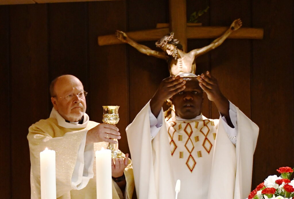 Liturgischer Mittelpunkt des Abends: Father Patrick als Hauptzelebrant und Diakon Manfred Lang bei der Doxologie am Altar der Communio-Hauskapelle. Foto: Sabine Roggendorf/pp/Agentur ProfiPress