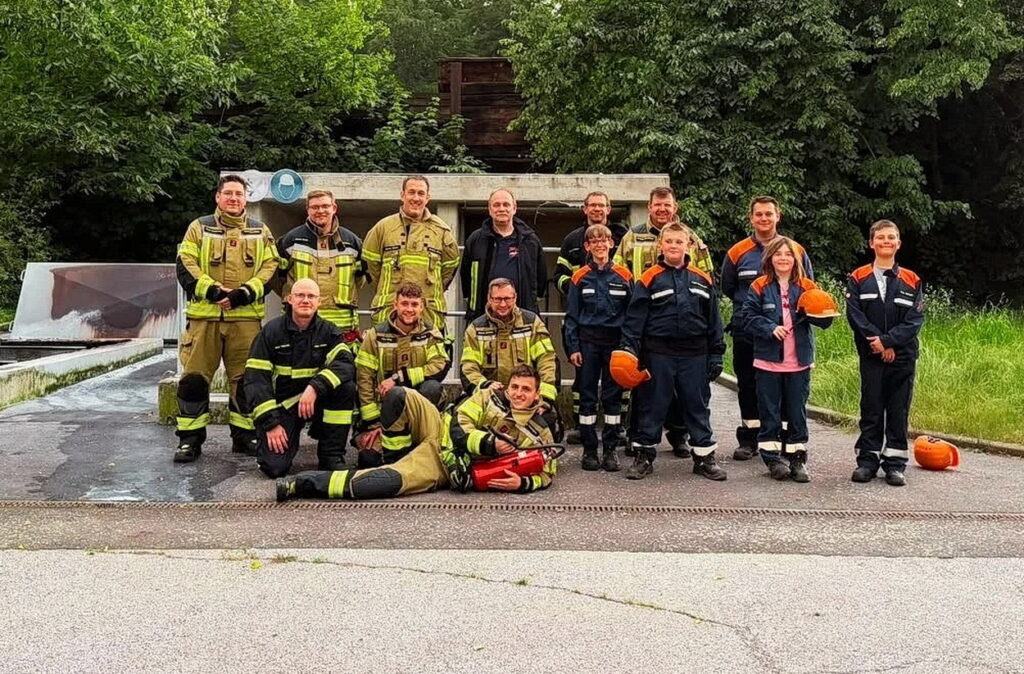 Neun aktive Feuerwehrleute und fünf Mitglieder der Jugendfeuerwehr Weiler am Berge nahmen an der praxisnahen Feuerlöschausbildung in einer Kölner Übungsanlage teil und vertieften ihr Wissen im sicheren Umgang mit Gasbränden und Feuerlöschern. Foto: Benjamin Wiesen/LG Weiler/pp/Agentur ProfiPress