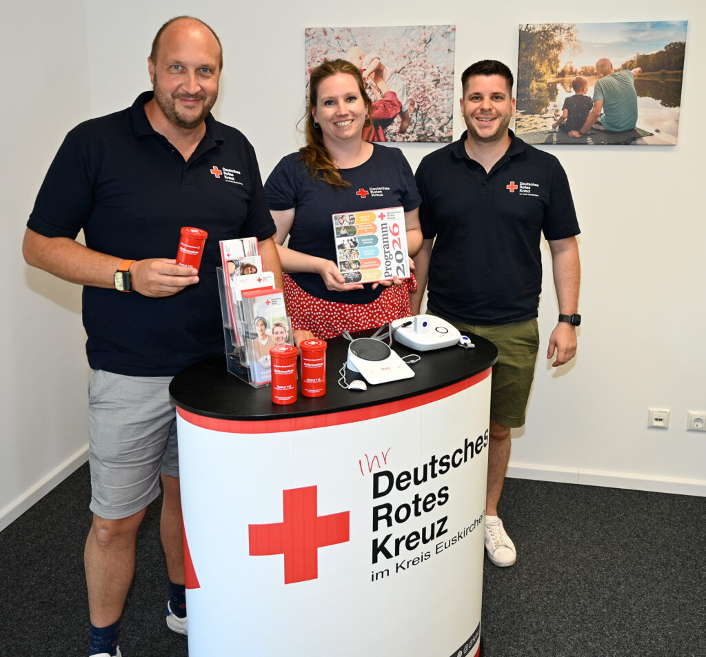 Stellten die Arbeit der DRK-Familienbildung und -Bildungsakademie vor: (v. l.) Patrick Dost (Bereichsleitung Aus- und Weiterbildung, Familie und Senioren, Mitgliederservice und Hausnotruf), Maren Dederichs (Leiterin Familienbildung - Zweigstelle Zülpich) und Daniel Larres (Leiter Bildungsakademie). Foto: Henri Grüger/pp/Agentur ProfiPress