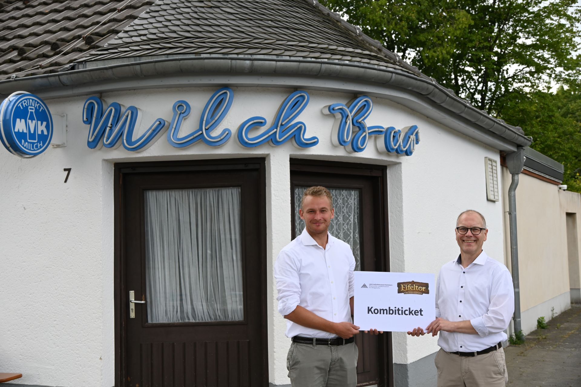 Roland Barth (l.), Geschäftsführer des Eifeltors Mechernich, und Museumsleiter Dr. Carsten Vorwig vor der historischen Milchbar im LVR-Freilichtmuseum Kommern. Beide Einrichtungen wollen ihre bewährte Zusammenarbeit ausbauen und neue gemeinsame Angebote entwickeln. Foto: Daniel Manner/LVR/pp/Agentur ProfiPress