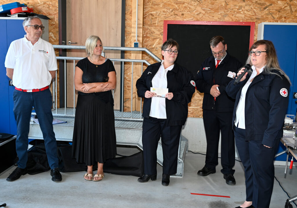 Sprachen zu den Besucherinnen und Besuchern in der großen Garage: (v. r.) Bereitschaftsleiterin Angela Tack, Franz Willems, Ortsgruppenleiterin Manuela Schildhauer, Bürgermeisterin Jennifer Meuren und Karl-Werner Zimmermann. Foto: Henri Grüger/pp/Agentur ProfiPress