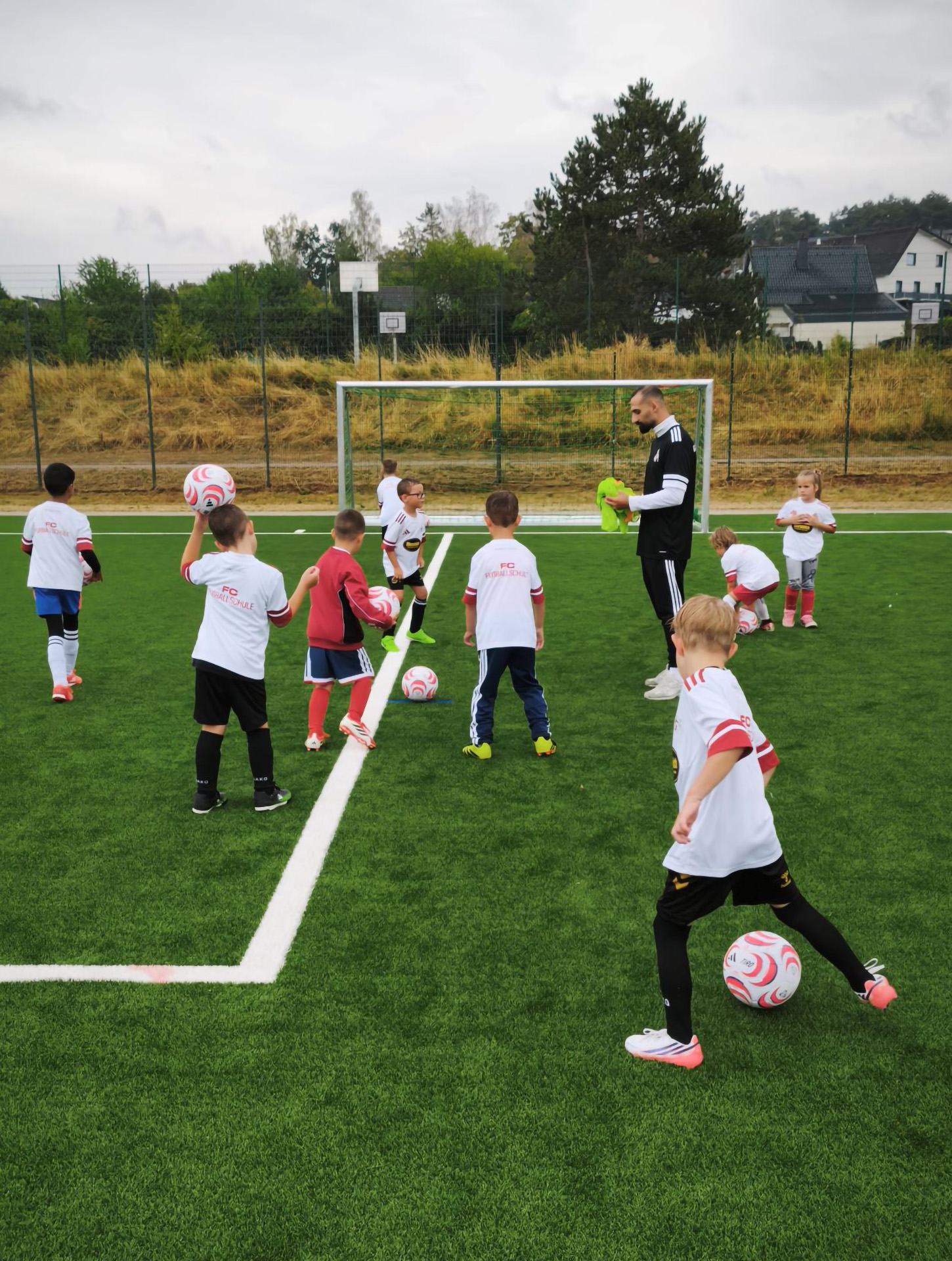 Betreut wurden die Nachwuchskicker von drei Trainerinnen und Trainern der FC-Fußballschule. Insgesamt hätten sechs Trainingseinheiten auf dem Programm gestanden, berichtete Hilfstrainer Yavuz-Selim Ögut. Foto: Kerstin Rottland/pp/Agentur ProfiPress